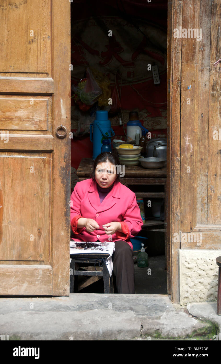 Frau Bespannung Halsketten in Altstadt von Chongqing China Stockfoto