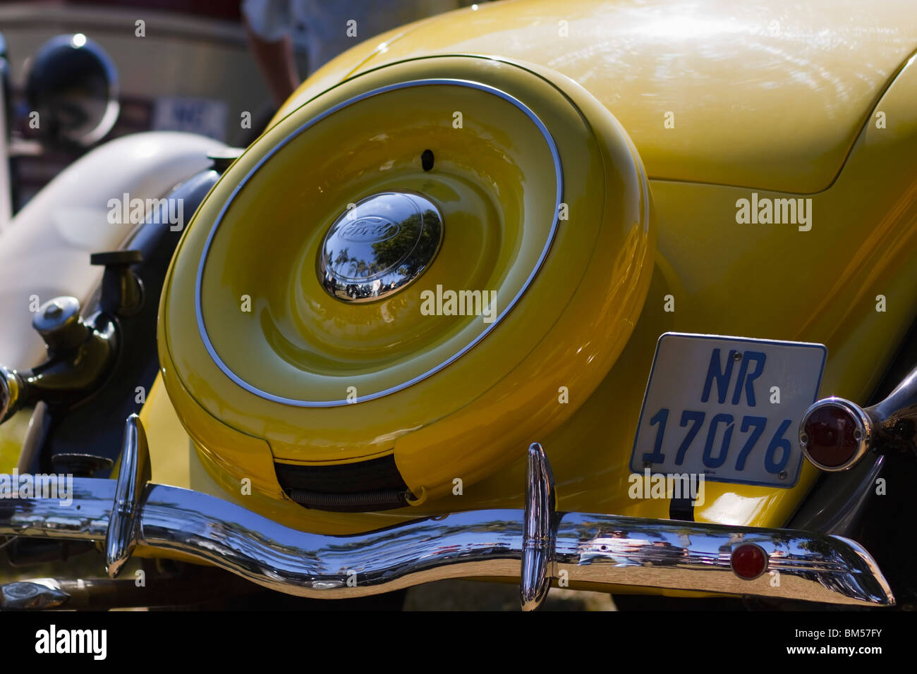 Close-up Rückansicht des gelben Klassiker Ford Roadster. Stockfoto