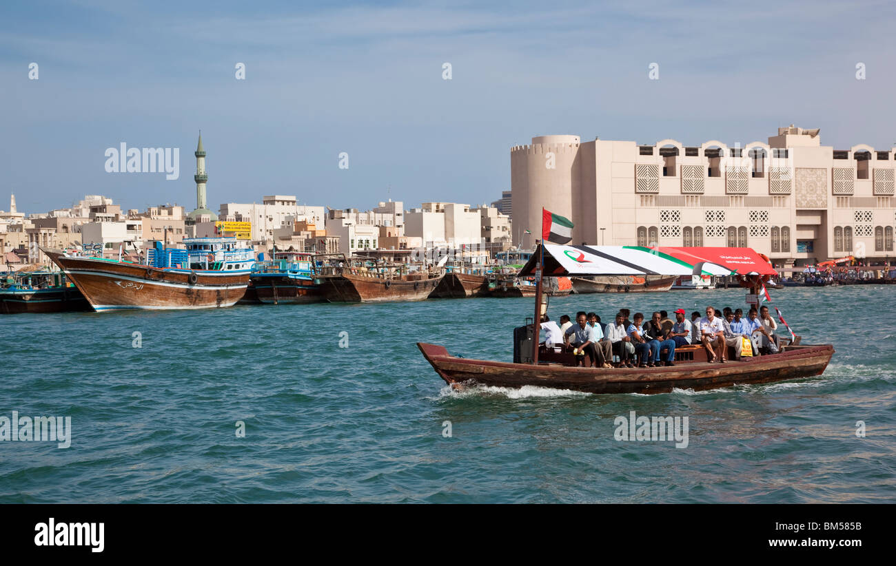 Geladen Passagier Fähre durchLa Dubai Creek, Dubai, Vereinigte Arabische Emirate, Naher Osten Stockfoto