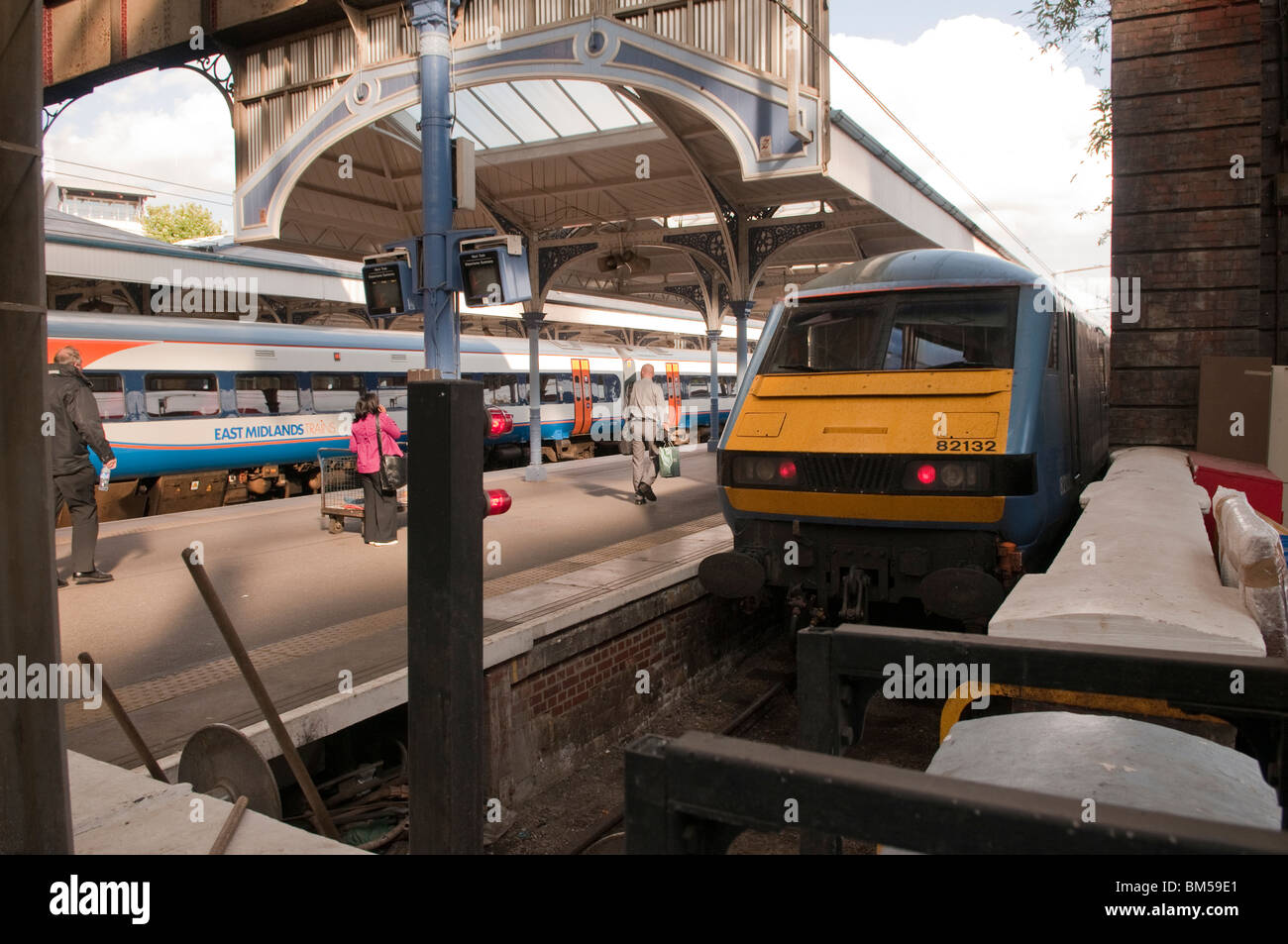 National Expresszug am Bahnsteig in Norwich Stockfoto