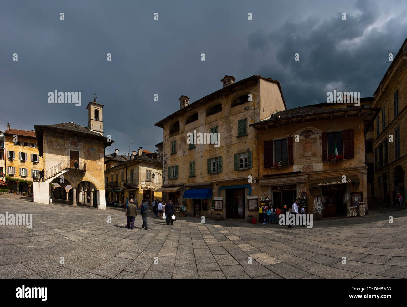 Die Piazza Motta unter stürmischen Wolken, Orta San Giulio am Lago d ' Orta, Lago d ' Orta, Piemont, Piemont, Italien Stockfoto