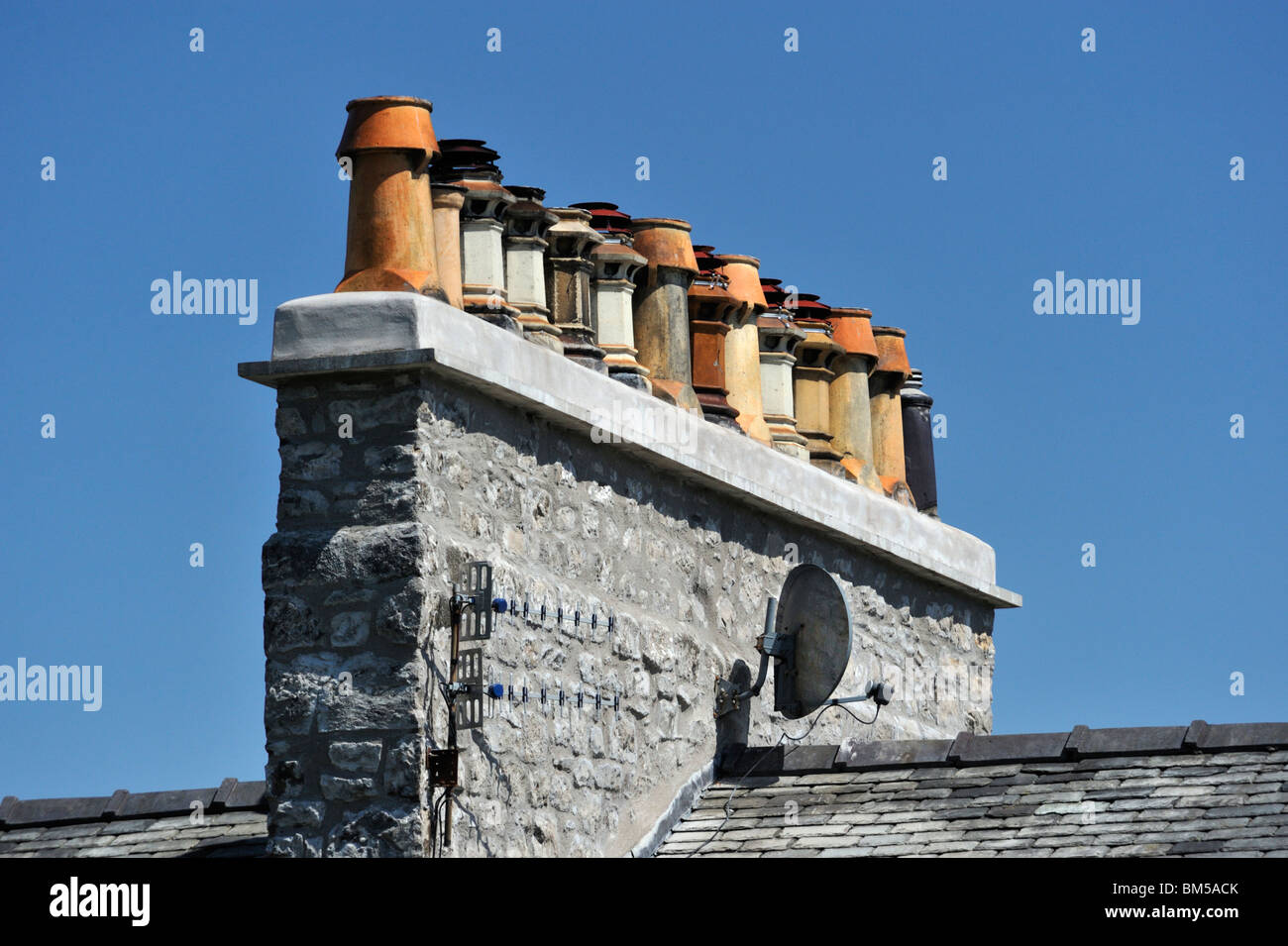 Haus-Schornstein mit vierzehn Töpfe. Kendal, Cumbria, England, Vereinigtes Königreich Europas. Stockfoto