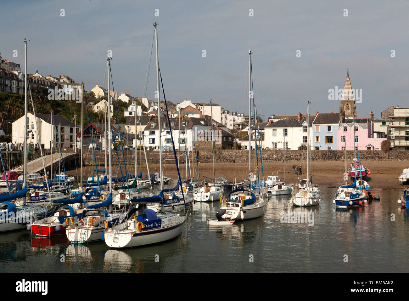 Großbritannien, England, Devon, Ilfracombe, Freizeitboote vertäut im Hafen Stockfoto
