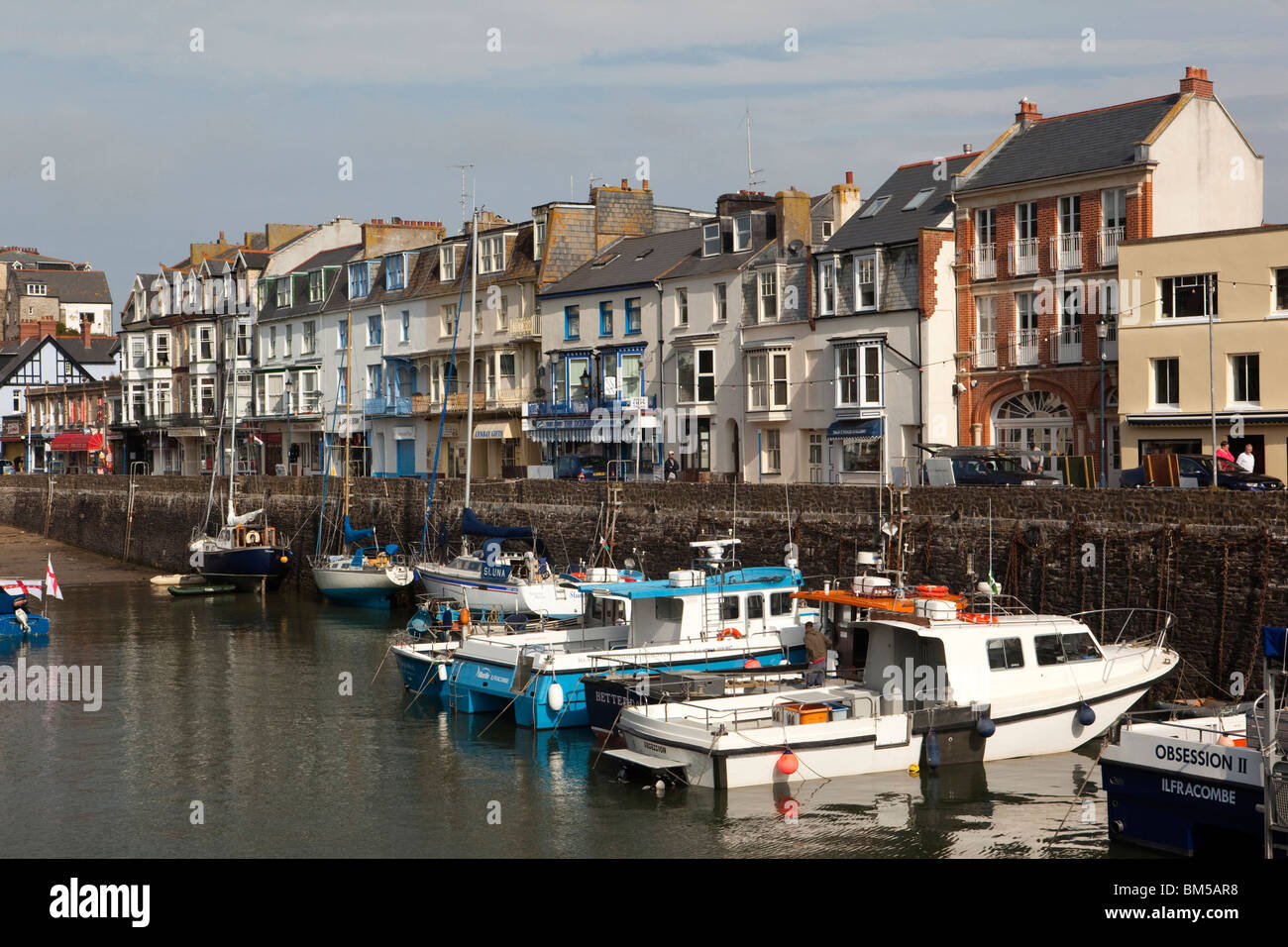 Großbritannien, England, Devon, Ilfracombe, Hafen, hohen Häusern entlang des Kais Stockfoto