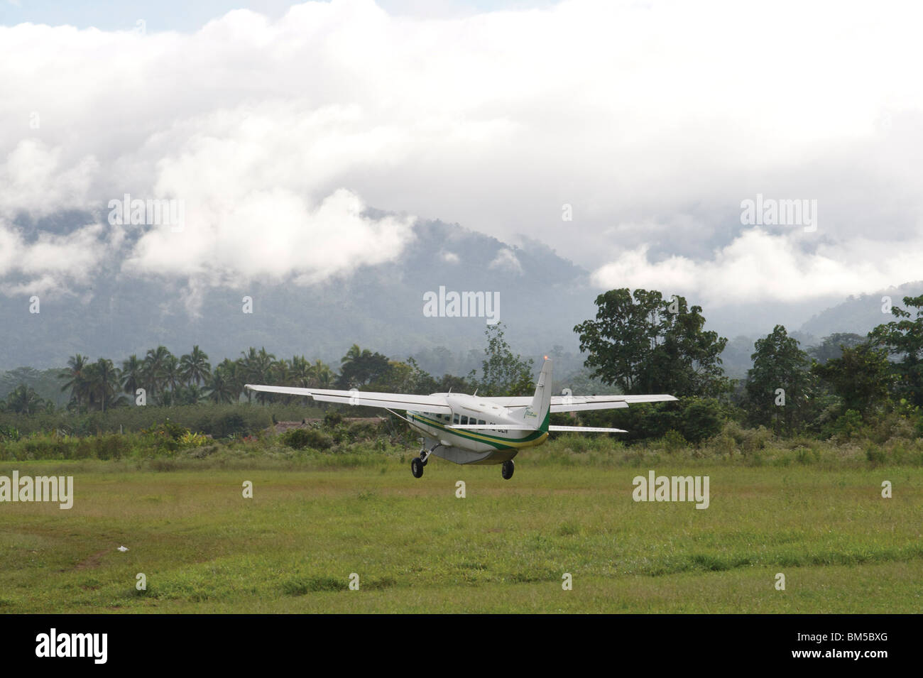 Flugzeug abheben von Kokoda Flugplatz, Papua Neuguinea, nach dem Abwurf einer Gruppe von Wanderern die Kokoda Trail beginnen Stockfoto