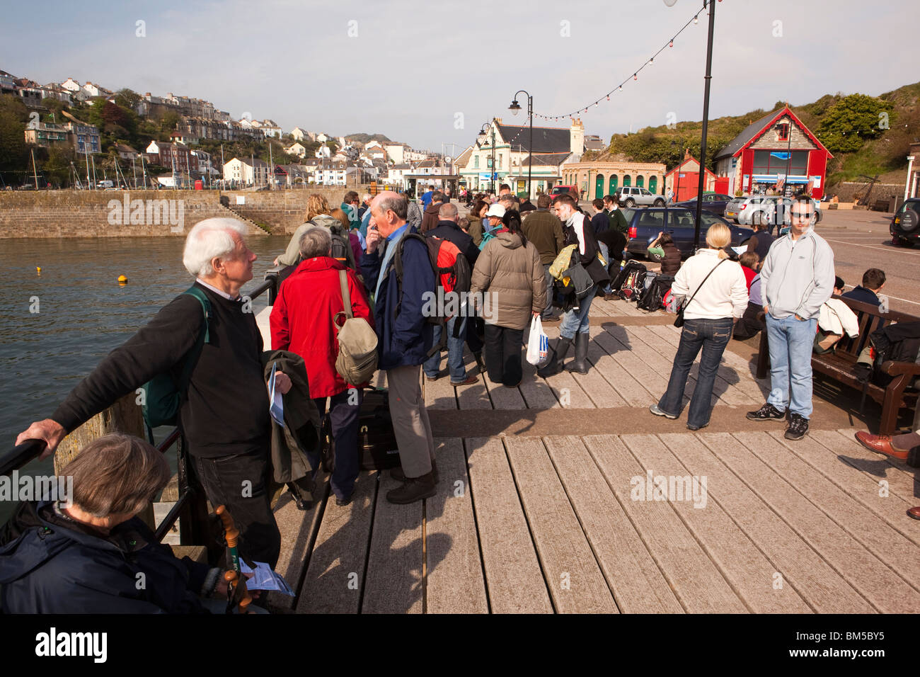 Großbritannien, England, Devon, Ilfracombe Hafen, Lundy Island Besucher warten am Kai für die Ankunft der MS Oldenburg Stockfoto