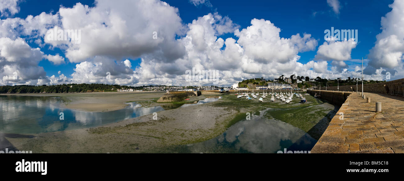 Ebbe in Binic Hafen, Bretagne, Frankreich Stockfoto