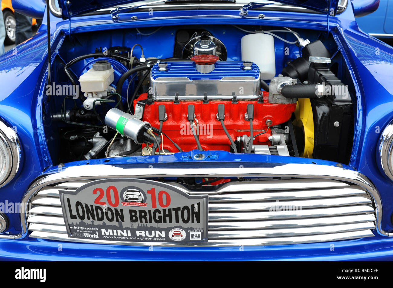 Hunderte von Mini-Autos bei der Mini-Rallye von London nach Brighton an der Küste von Brighton in Großbritannien Stockfoto