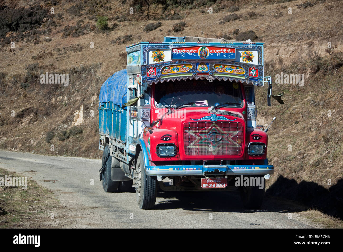Dekorierte Tata LKW transportieren waren an der bhutanischen Autobahn Bumthang-Region, Bhutan Stockfoto