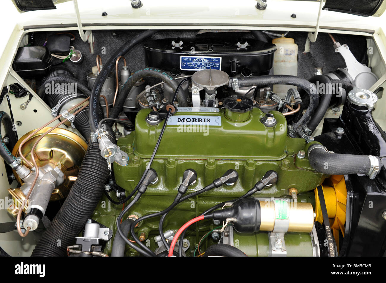 Ein Motorraum des Austin Morris Mini bei der Mini-Rallye von London nach Brighton an der Küste von Brighton in Großbritannien Stockfoto