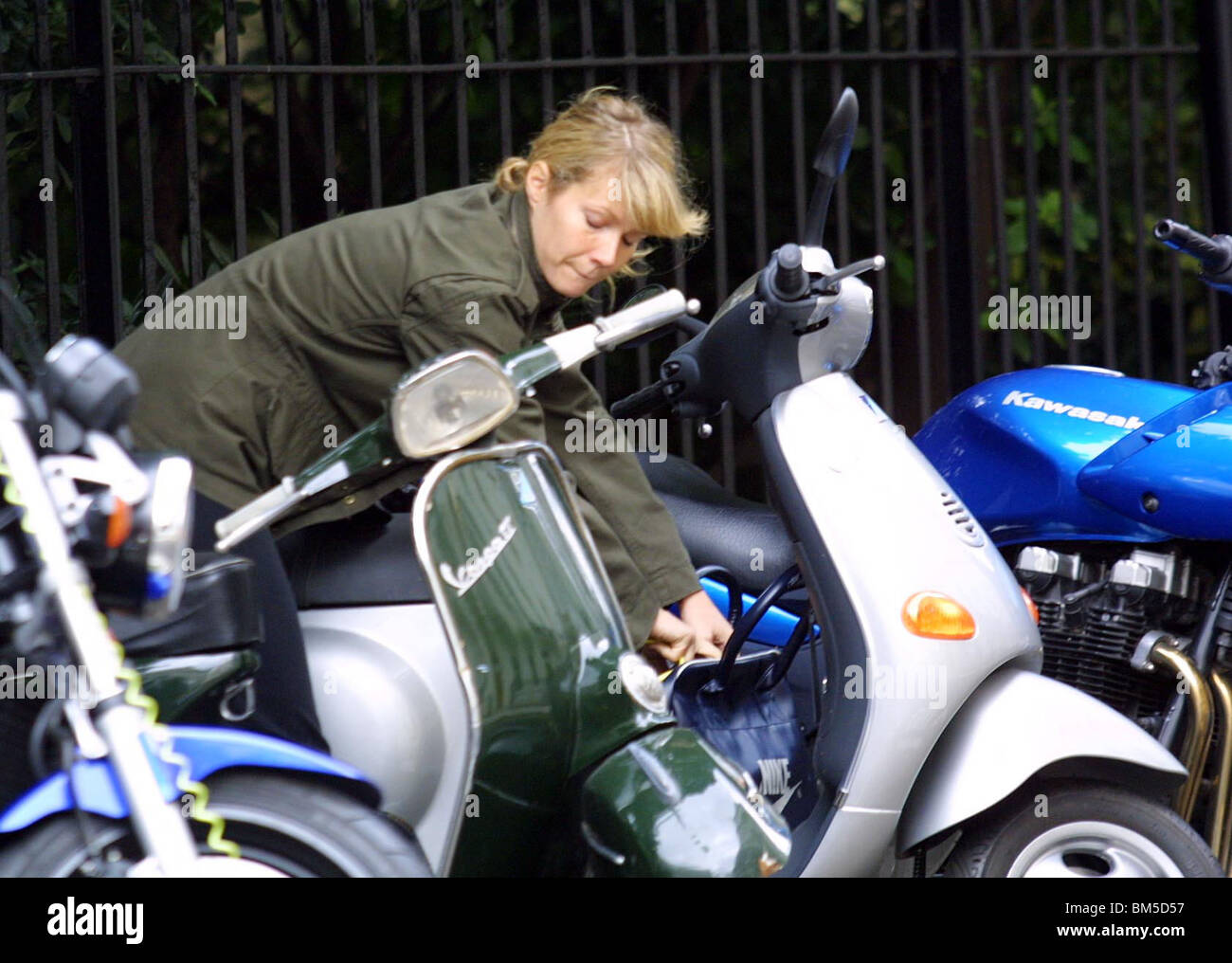 Gwyneth Paltrow ihr Motorroller Stockfoto Gwyneth Paltrow ihr Motorroller Stockfoto