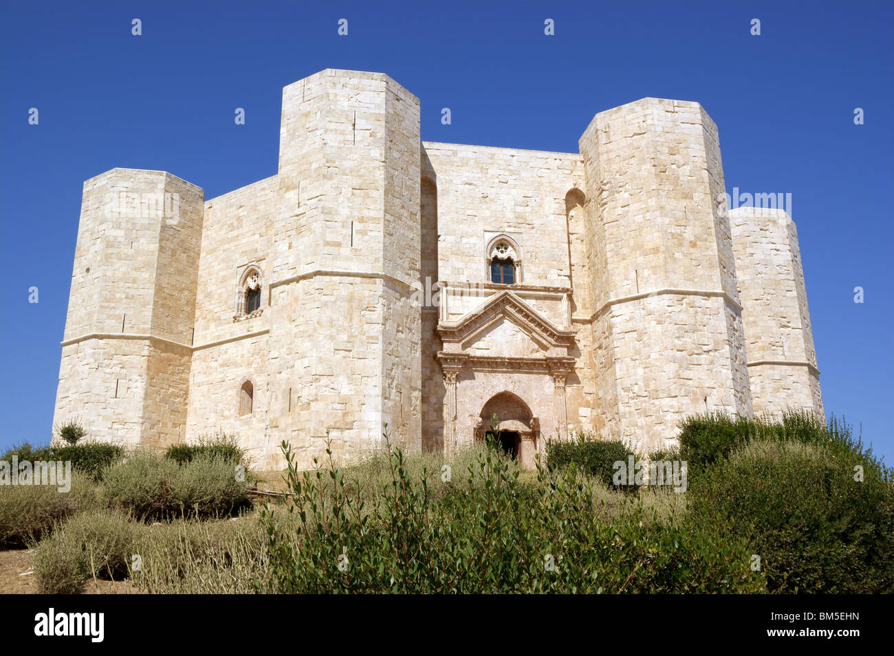 Castel del Monte befindet sich auf einem kleinen Hügel in der Nähe von Adria in der Provinz Bari (Apulien, Italien). Stockfoto