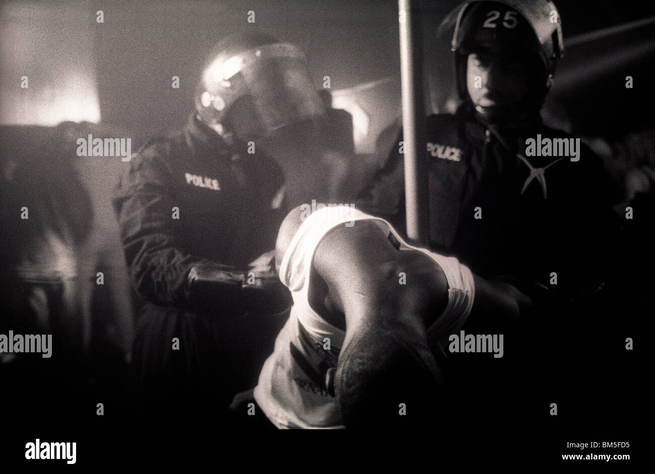 Polizei-Razzia durch die Metropolitan Police TSG Offiziere in South London, England, UK. Ende der 1980er Jahre. Polizeirazzia gegen Drogendealer bei einem s Stockfoto