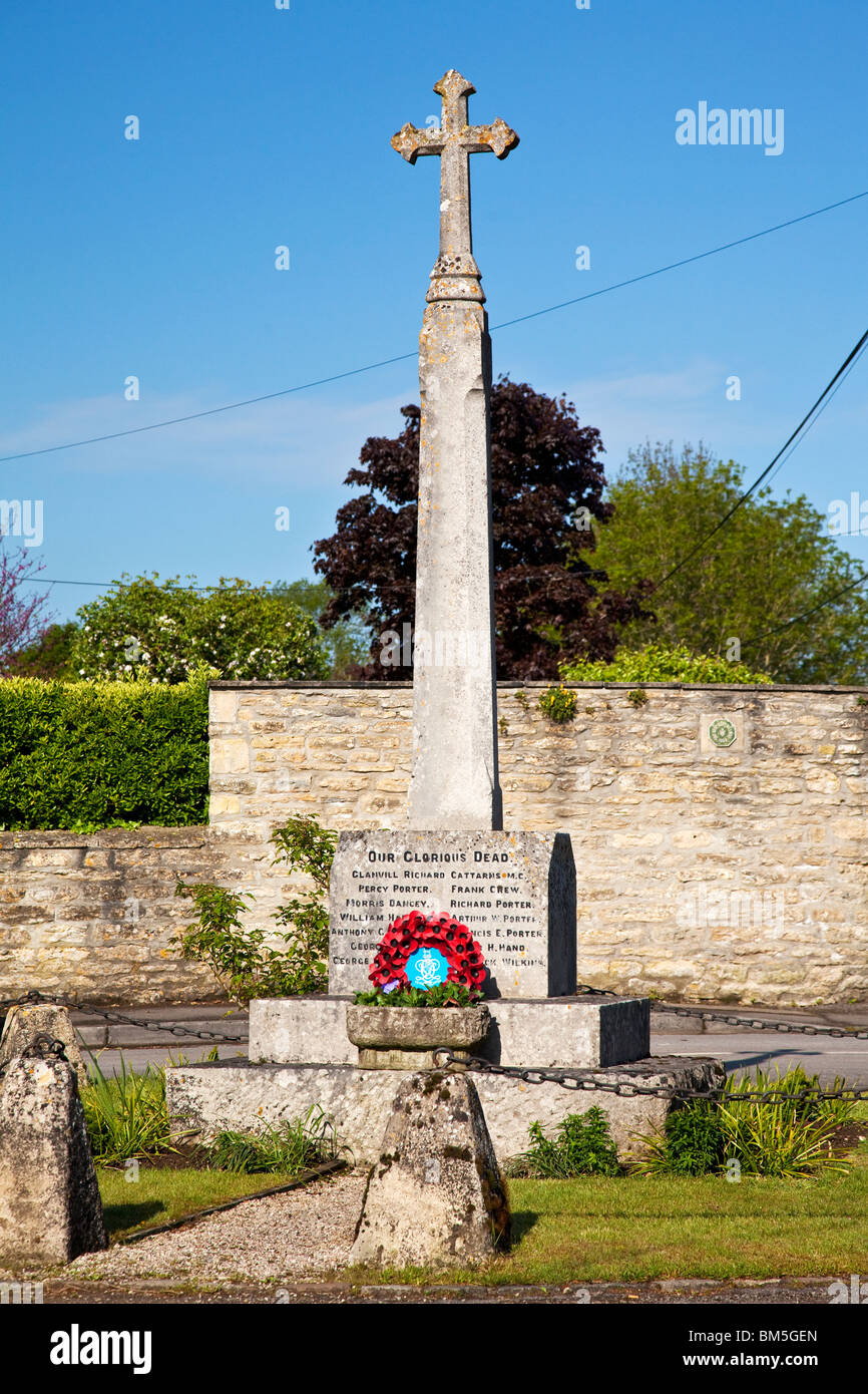 Eine typische Steindorf Kriegerdenkmal in großen Somerford, Wiltshire, England, UK Stockfoto