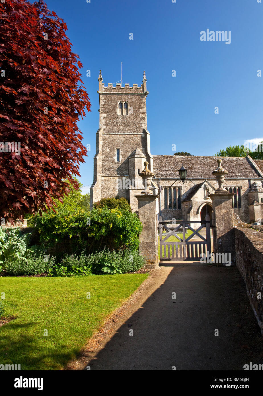 St.Peter & St.Paul eine typisch englische Dorfkirche in großen Somerford, Wiltshire, England, UK Stockfoto