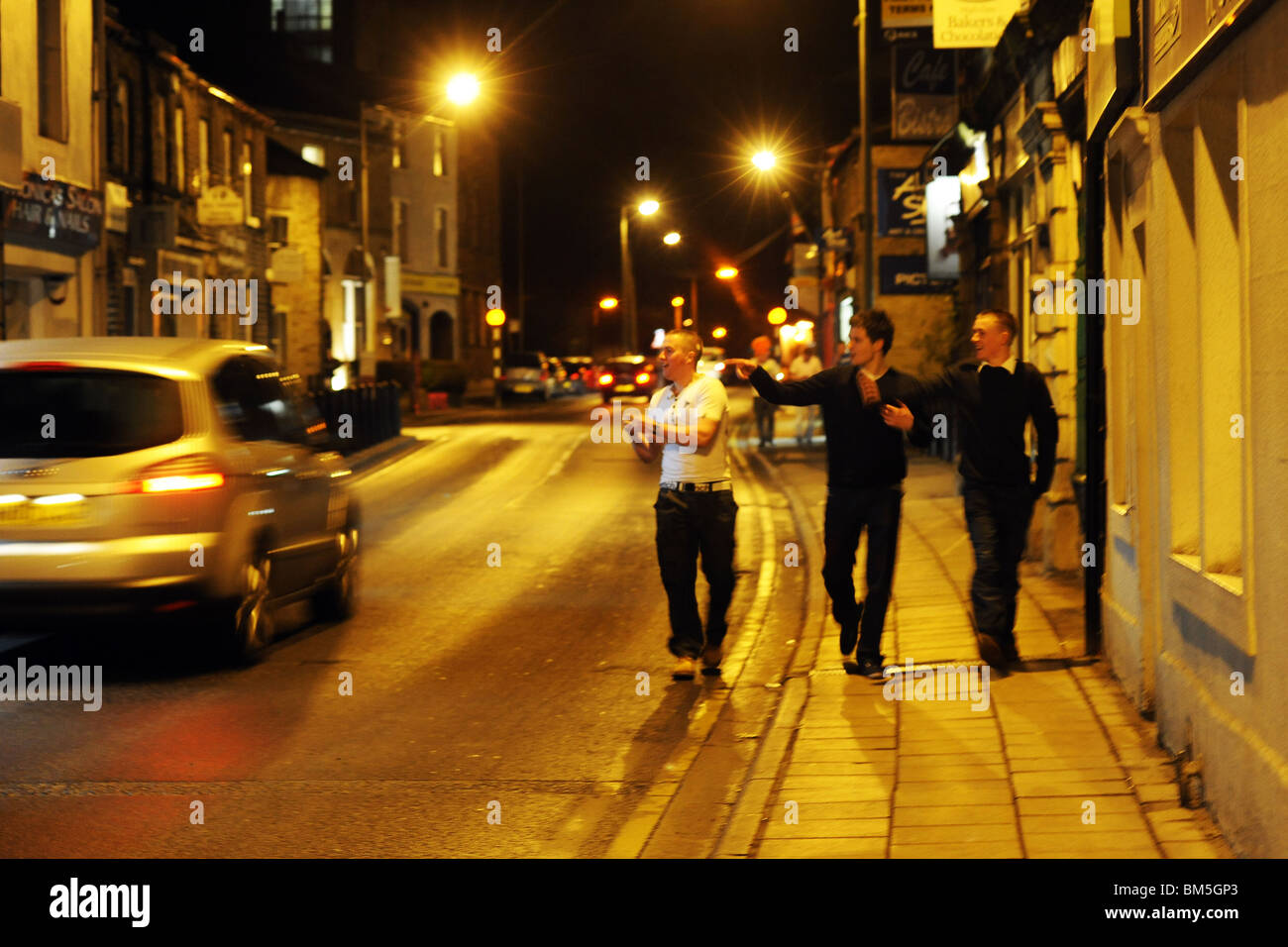 Eine Gruppe von laut betrunkenen jungen verlassen eine Kneipe in Skipton Yorkshire Stockfoto