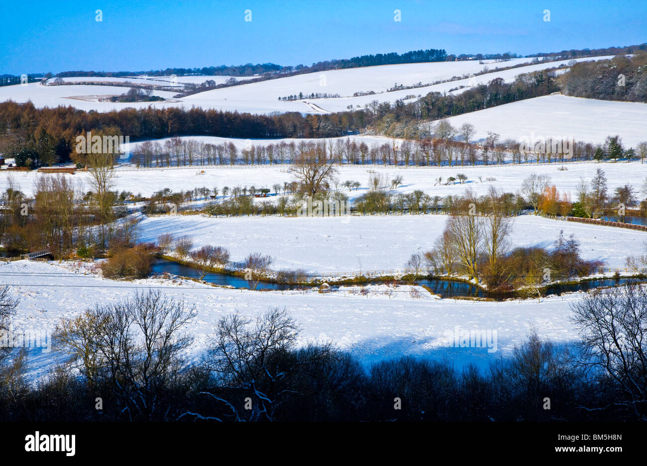 Verschneiten Landschaft über das Kennet-Tal bei Axford in der Nähe von Marlborough, Wiltshire, England, UK Stockfoto
