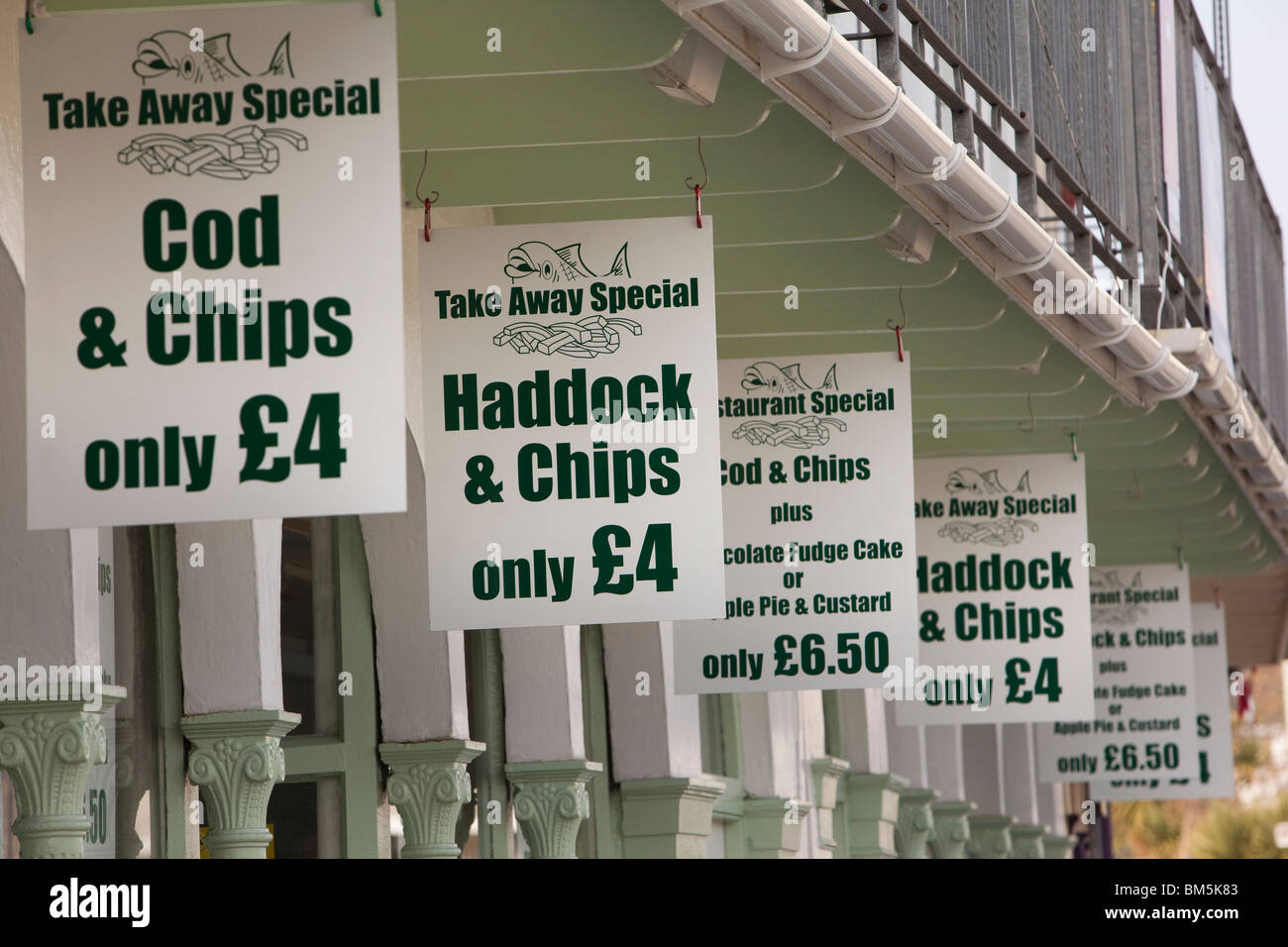 Großbritannien, England, Devon, Ilfracombe, Promenade, preiswerte wegnehmen Fish &amp; Chips-Zeichen Stockfoto