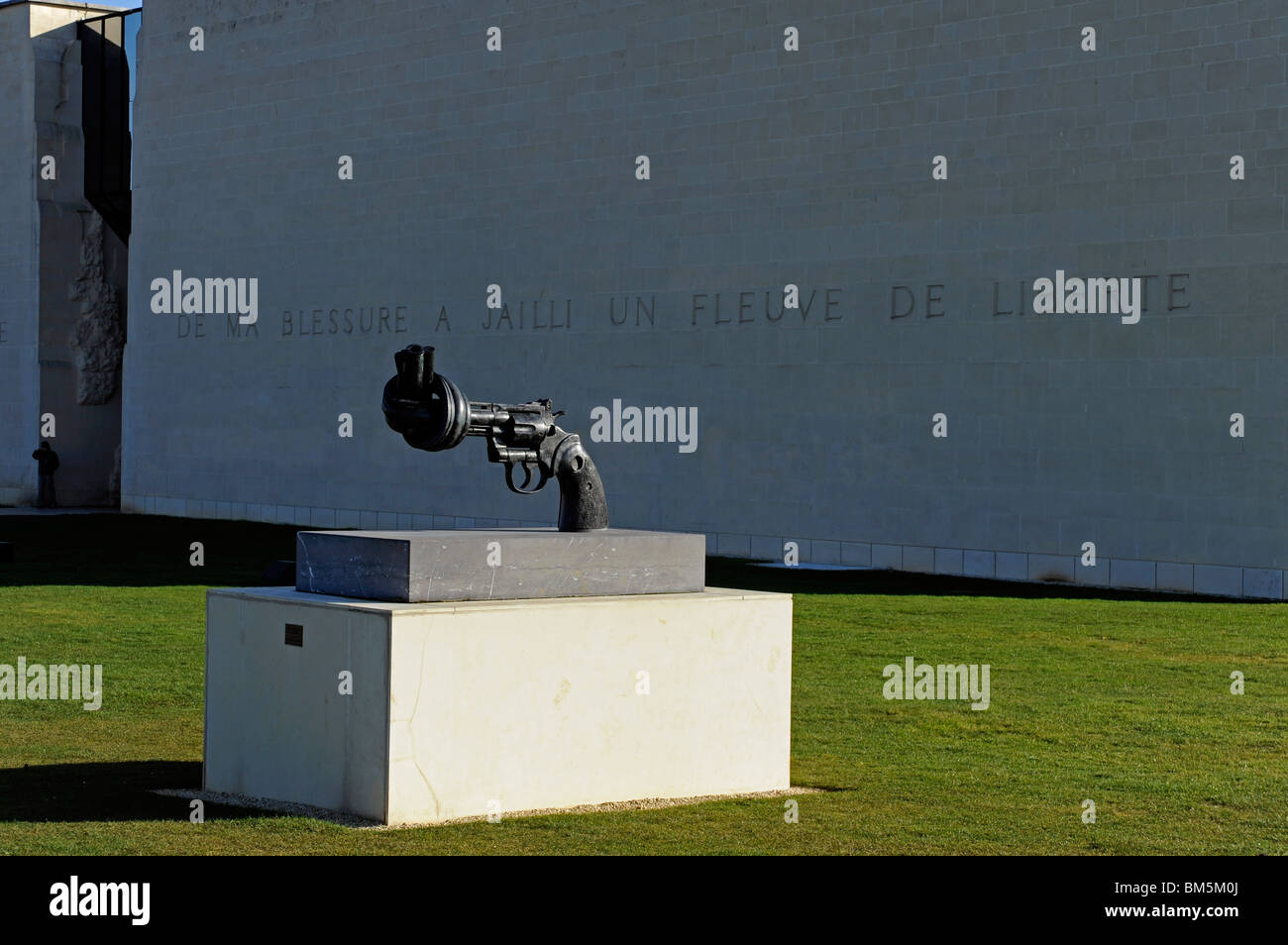 Revolver, der Gewaltlosigkeit durch C.F Reutersward in Caen Memorial für den Frieden, Calvados, Normandie, Frankreich, Le Memorial de Caen Stockfoto