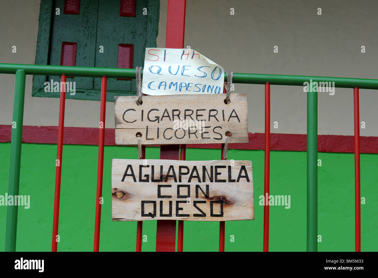 Werbung auf Straße Geländer befestigt. Salento, Kolumbien. Stockfoto