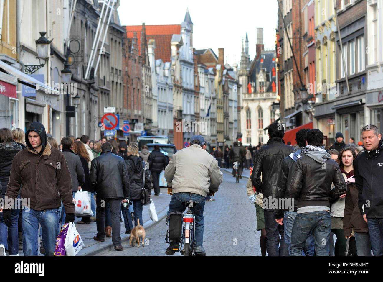 Eine Straße von Brügge, Belgien mit Shopper überfüllt Stockfoto