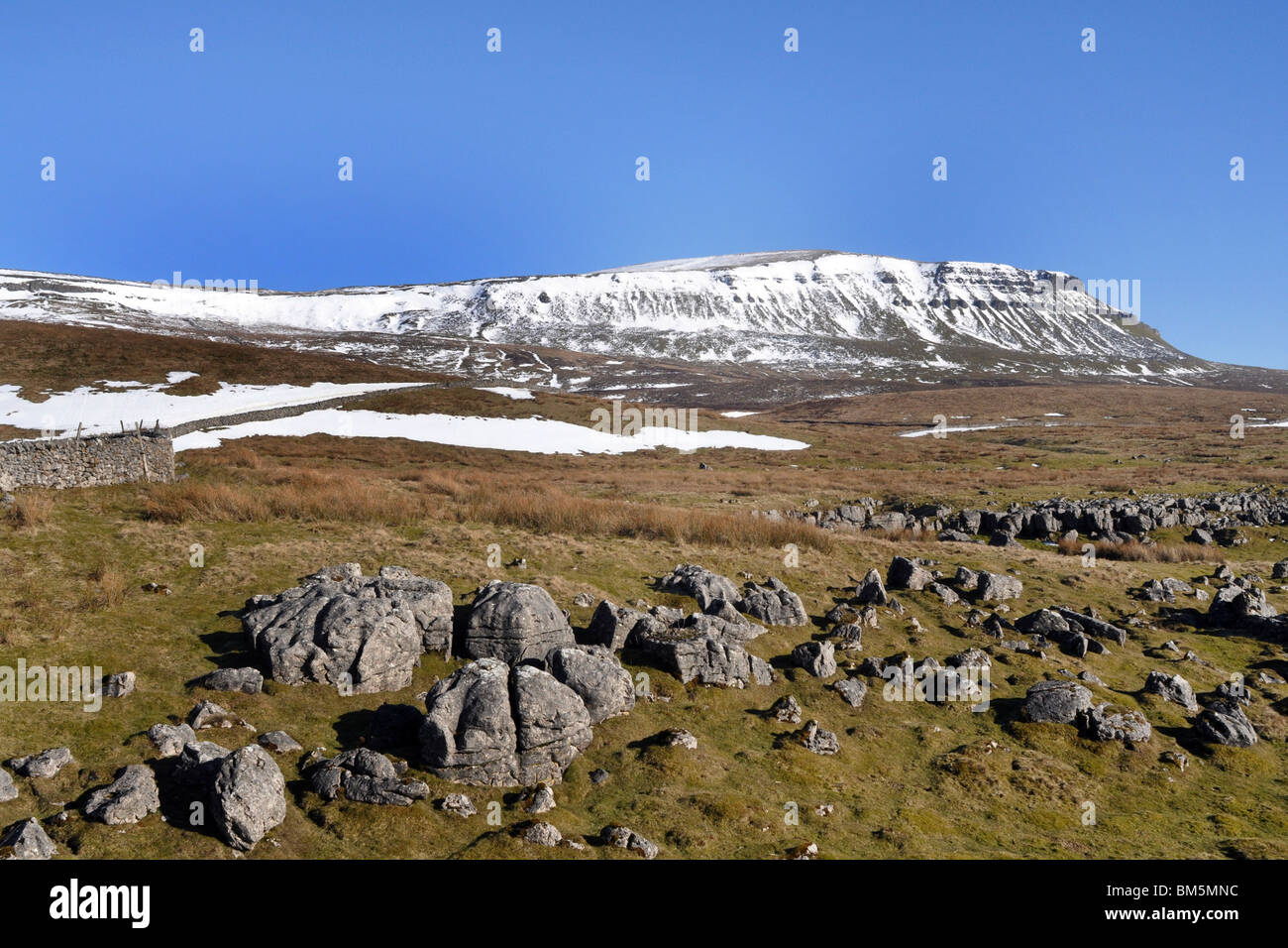 Pen Y Gent, garniert mit Schnee Yorkshire Dales UK Stockfoto