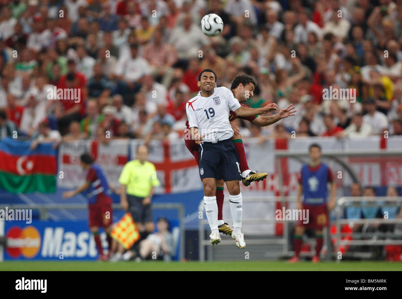 Aaron Lennon von England (l) und Simao of Portugal (r) Kampf um einen Header während einer 2006 WM-Viertelfinal-Spiel. Stockfoto