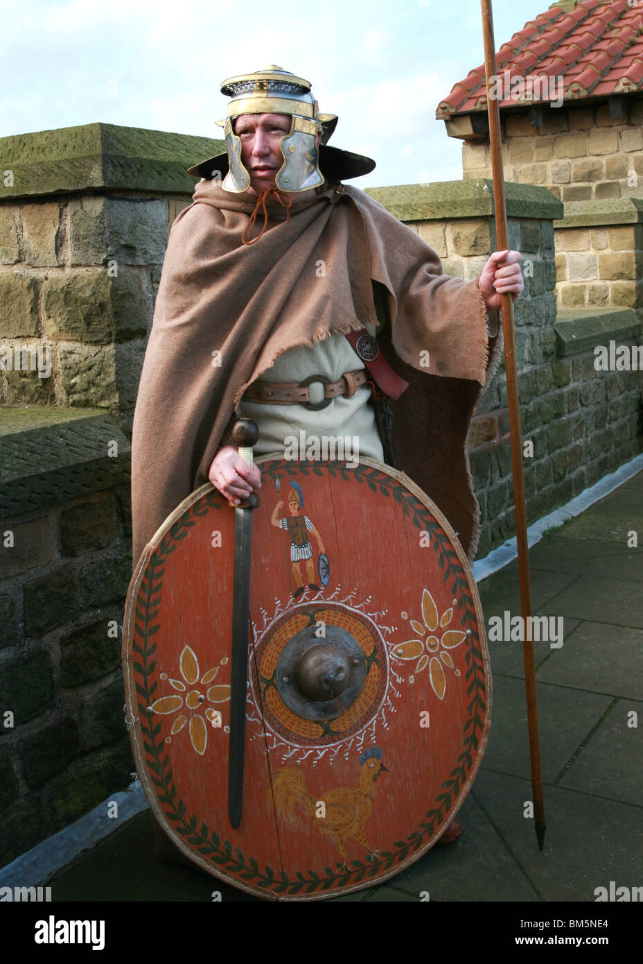Römischer Soldat Kostüm in Position mit Schild und Speer Helm Farbe gekleidet Stockfoto