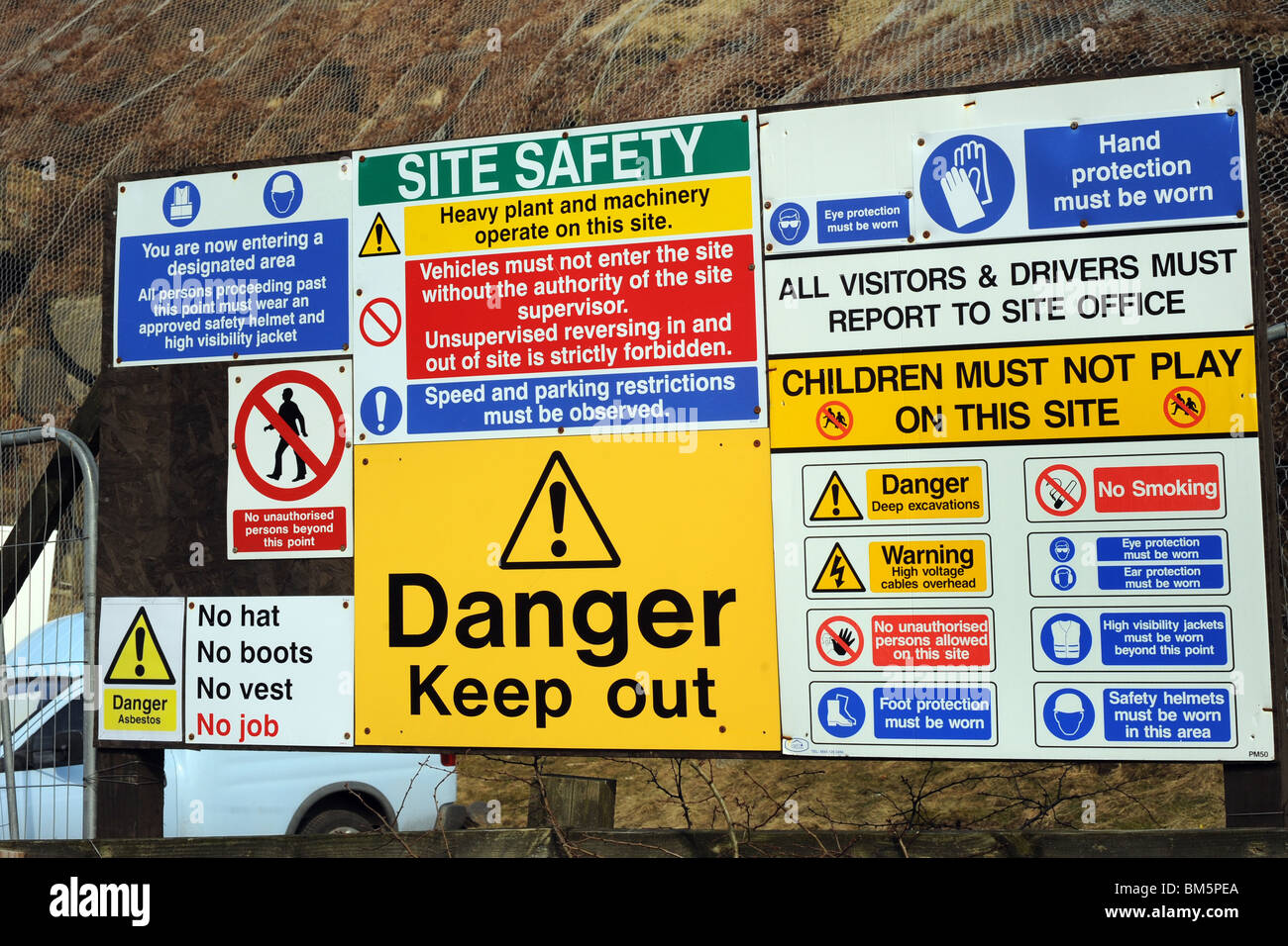 Gesundheit und Sicherheit zu unterzeichnen auf einer Baustelle, Huddersfield, West Yorkshire Stockfoto