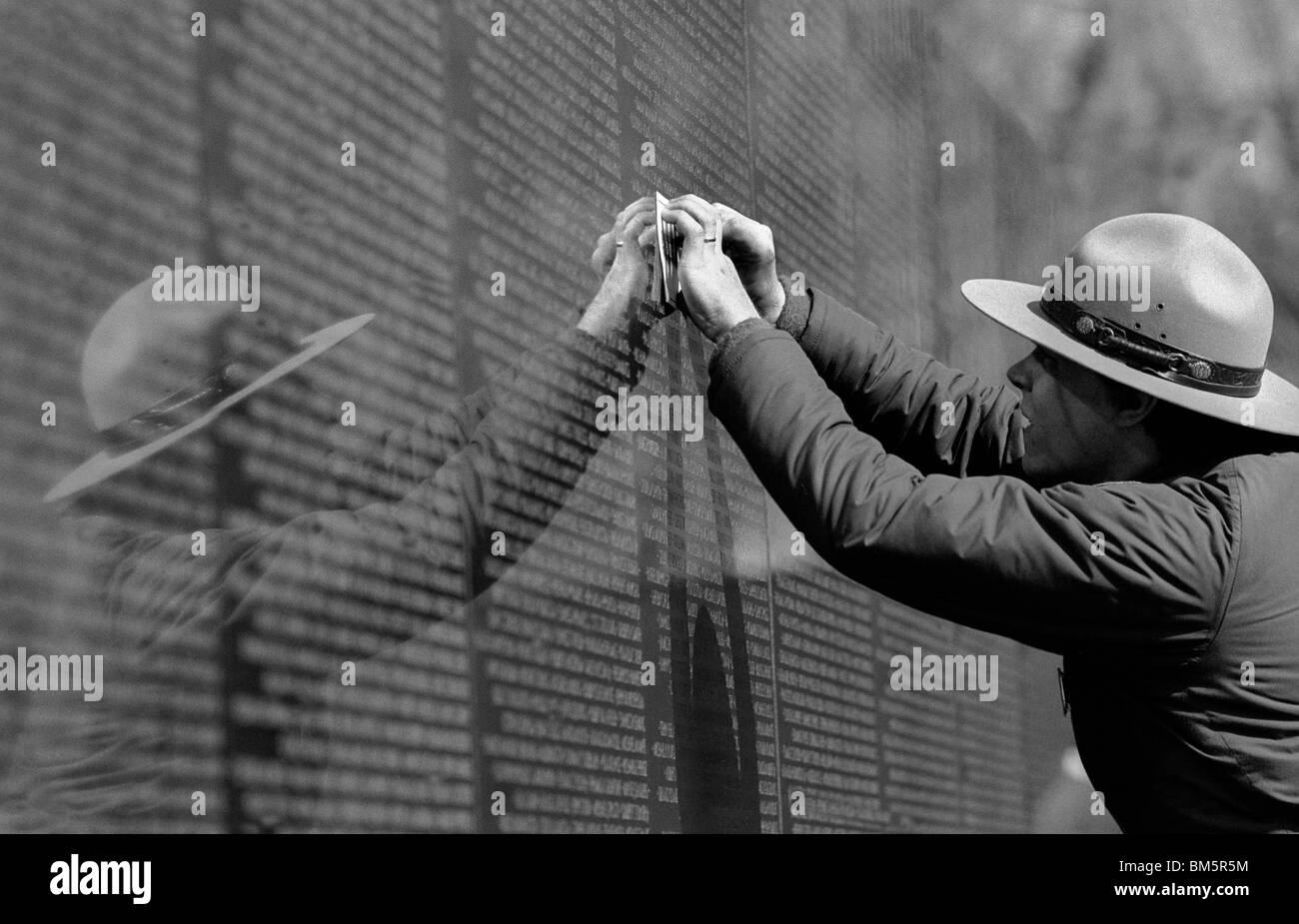 Vietnam Memorial, Washington DC, USA, Amerika. 1988. eine Veteran kopiert einen Namen aus der Gedenkstätte. Stockfoto