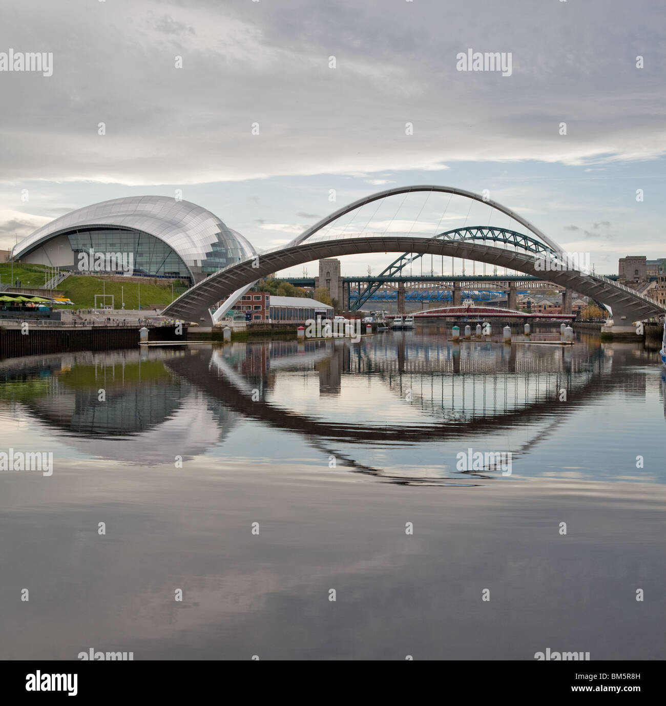 Millennium Bridge mit dem Salbei in Gateshead Reflexion über Fluss Tyne Stockfoto