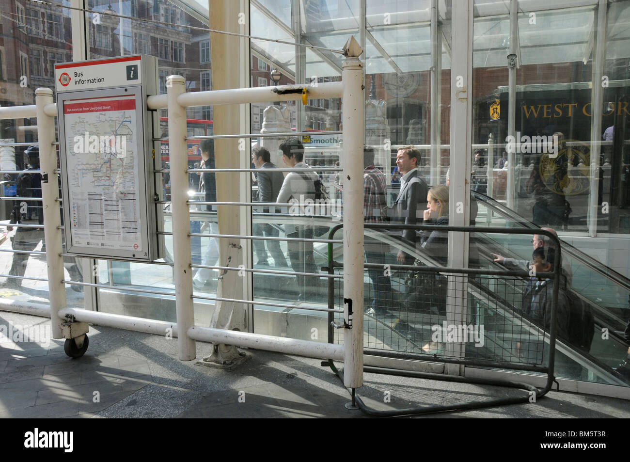 UK-PENDLER AN DER LIVERPOOL STREET STATION IN LONDON Stockfoto