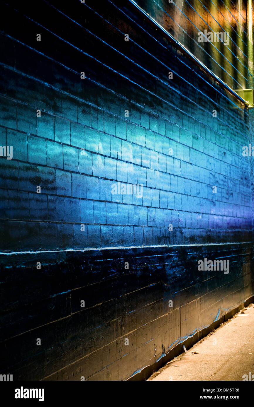 Blaues Licht reflektieren über Brick Wall für Hintergrund Stockfoto