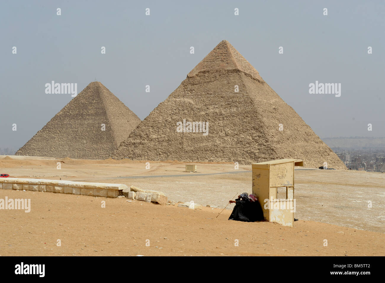 Ägypter ausruhen im Schatten, Pyramiden von Giza, Gizeh Nekropole an der Grenze was ist jetzt El Giza, Cairo, Ägypten Stockfoto