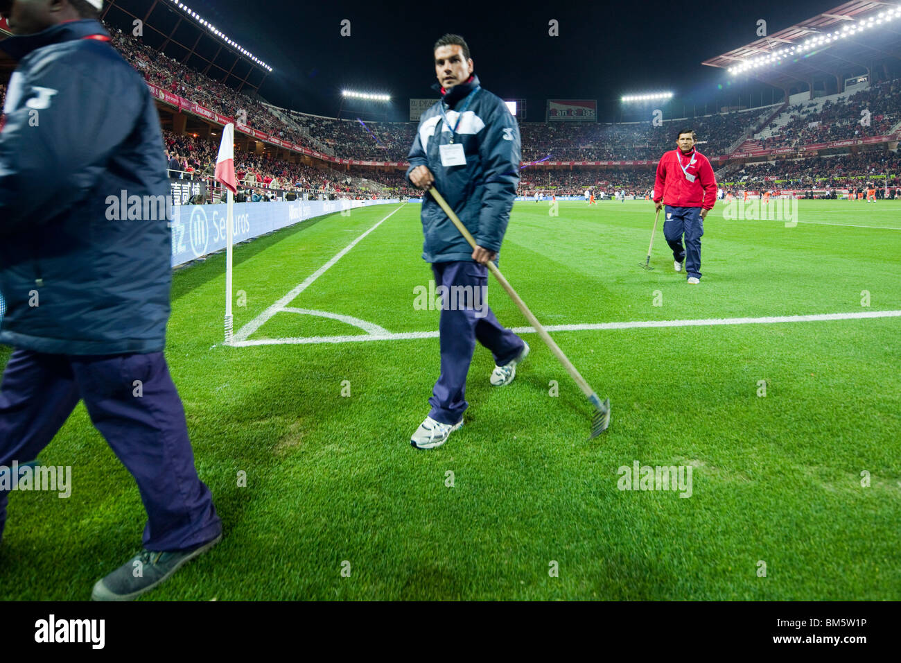 Rasen-Halter. Spanische Liga-Spiel zwischen FC Sevilla und Valencia vgl. Sanchez Pizjuan Stadion, Sevilla, Spanien, 31. Januar 2010 Stockfoto