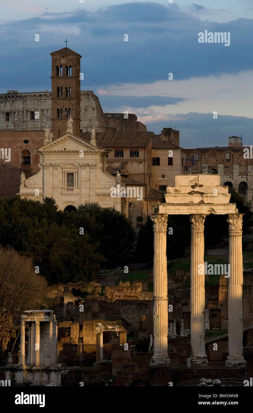 Der Tempel des Castor und Pollux, richtig, bei Sonnenuntergang im Rom Forum Romanum, Italien. Stockfoto