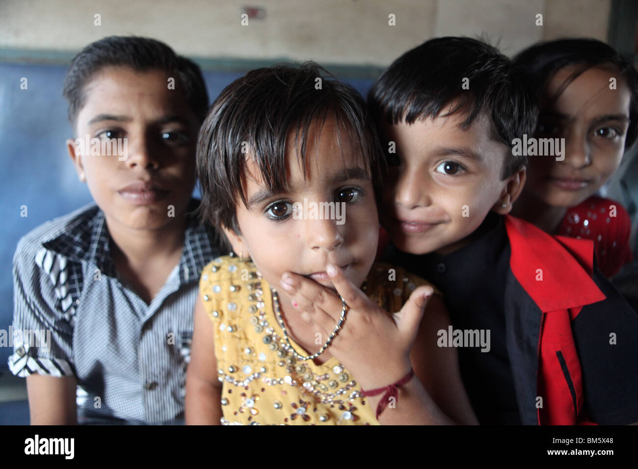 Kinder posieren für ein Porträt in einem indischen Zug in Rajasthan, Indien. Stockfoto