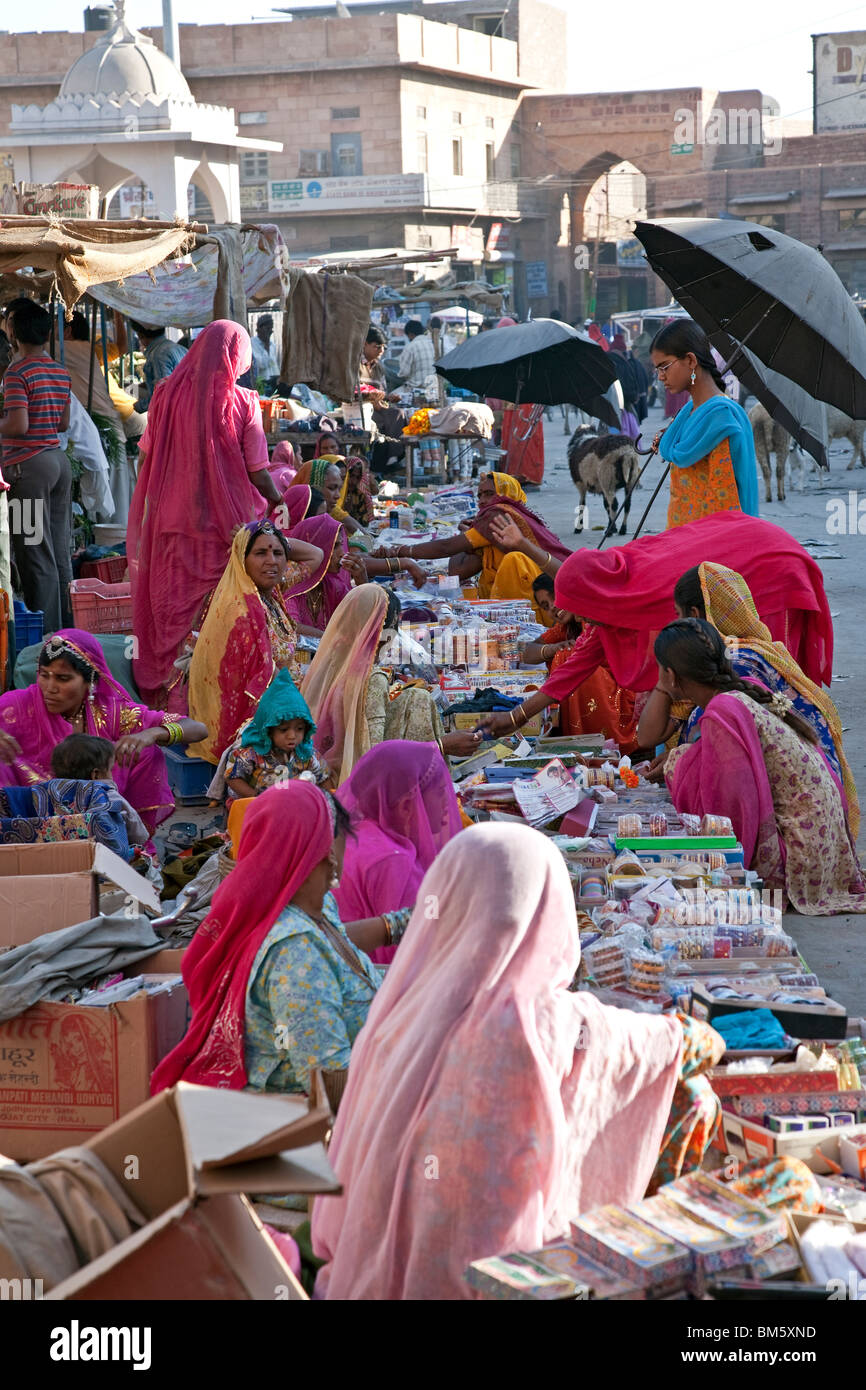 Frauen verkaufen Armreifen. Straßenmarkt. Nagaur. Rajasthan. Indien Stockfoto
