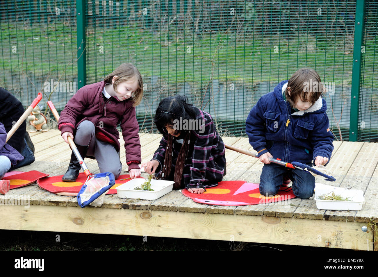 Kinder tauchen ein Fotos und Bildmaterial in hoher Auflösung Alamy