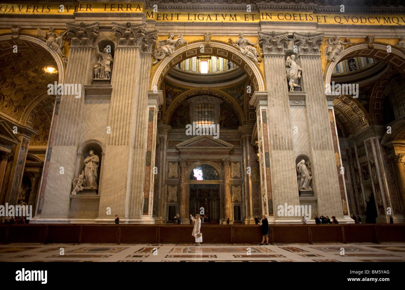 Touristen fotografieren in den Petersdom im Vatikan, Rom, 9. März 2008. Foto/Chico Sanchez Stockfoto