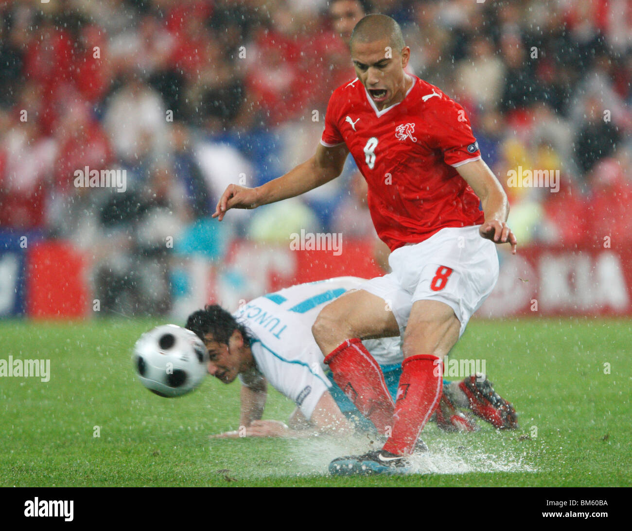 Gökhan Inler aus der Schweiz tritt den Ball während eines Fußballspiels der UEFA Euro 2008 gegen die Türkei am 11. Juni 2008 im St. Jakob-Park in Basel, Schweiz. Nur redaktionelle Verwendung. Kommerzielle Nutzung verboten. (Foto: Jonathan Paul Larsen / Diadem Images) Stockfoto