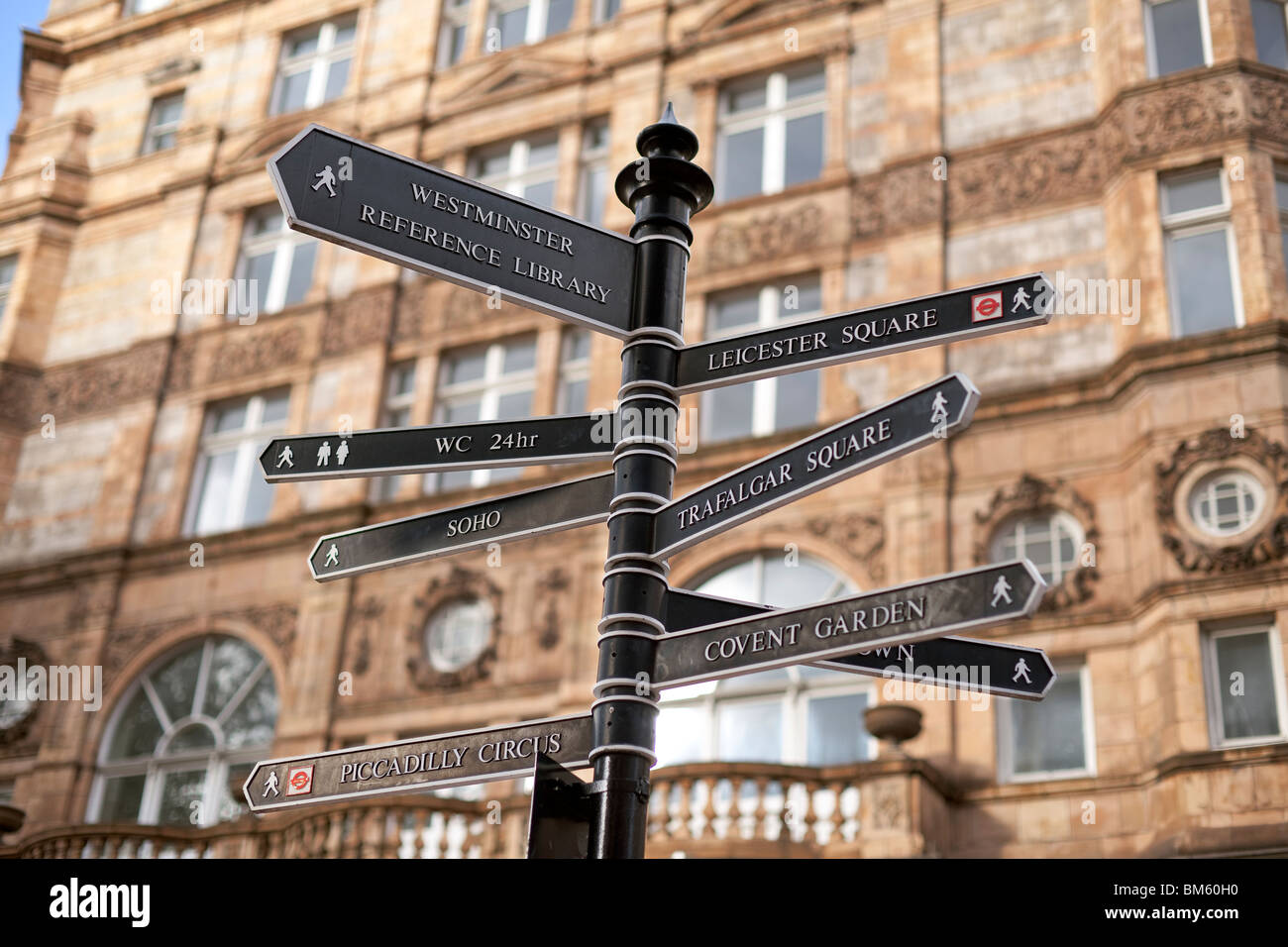 Fußgängerzone Wegweiser in Soho, London, England Stockfoto