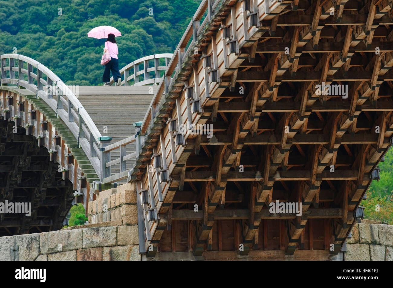 Frau überqueren Kintai-Kyo (Kintai-Brücke), Iwakuni, Honshu, Japan Stockfoto