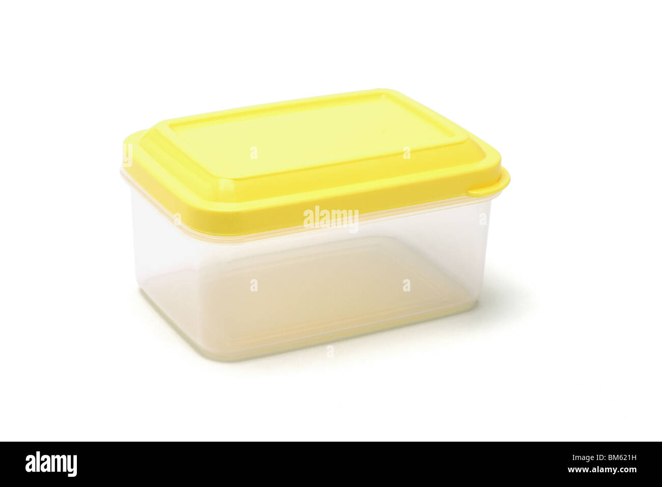 Gelber Kunststoff Vorratsbehälter auf weißem Hintergrund Stockfoto