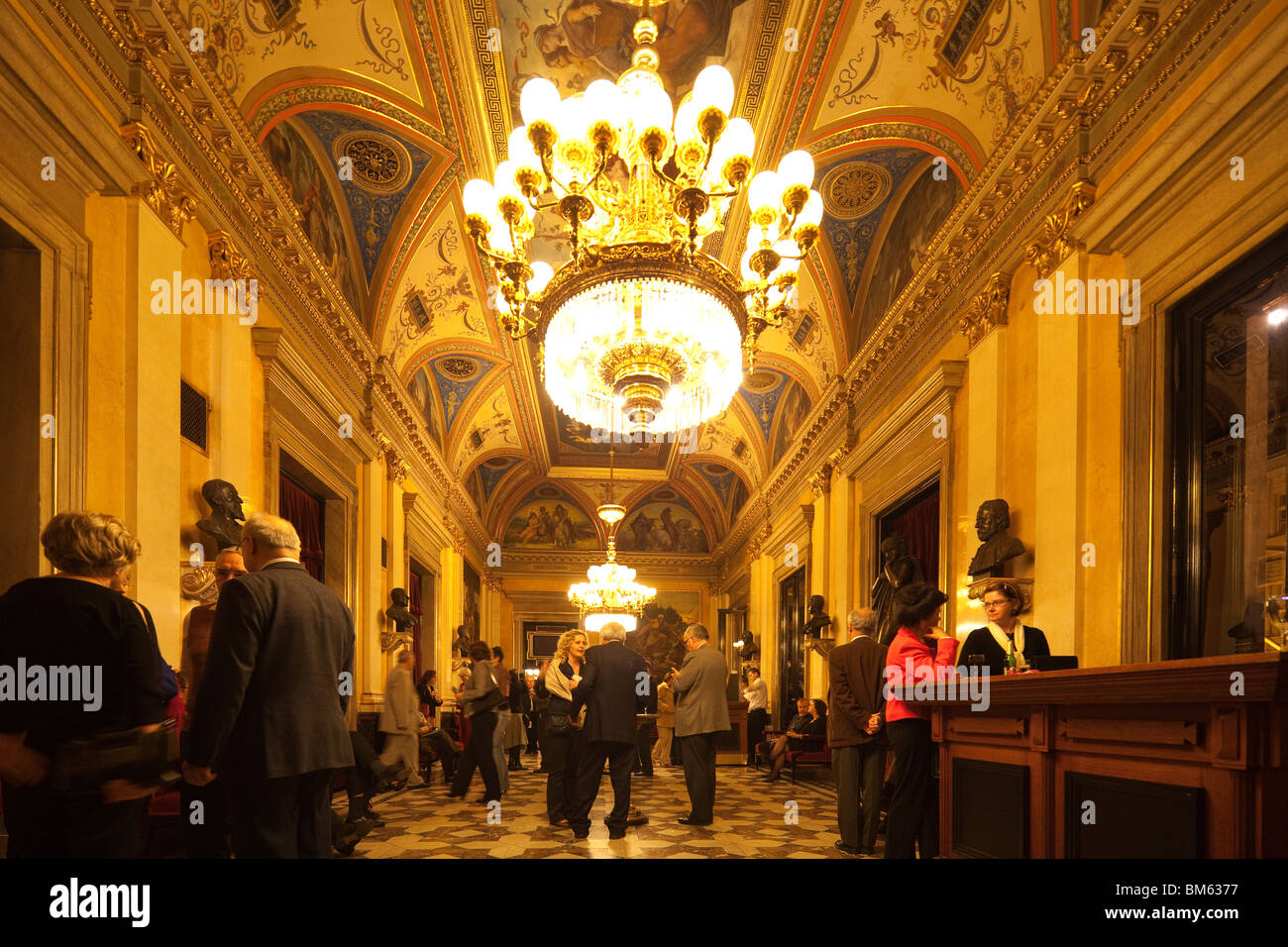 Gönner in der Leiste auf Pause, Nationaltheater (Národní Divadlo), Prag, Tschechische Republik Stockfoto