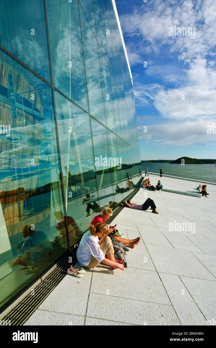 Menschen entspannen außerhalb Operaen das neue Opernhaus (Eröffnung April 2008) in Oslo, Norwegen Stockfoto
