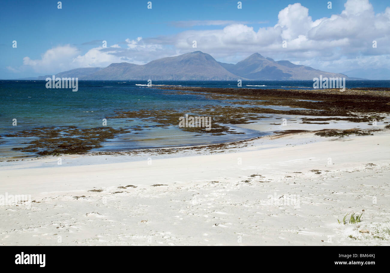 Strand auf der Insel von Muck suchen nach Norden in Richtung der Insel Rum, Western Isles, Schottland, UK Stockfoto
