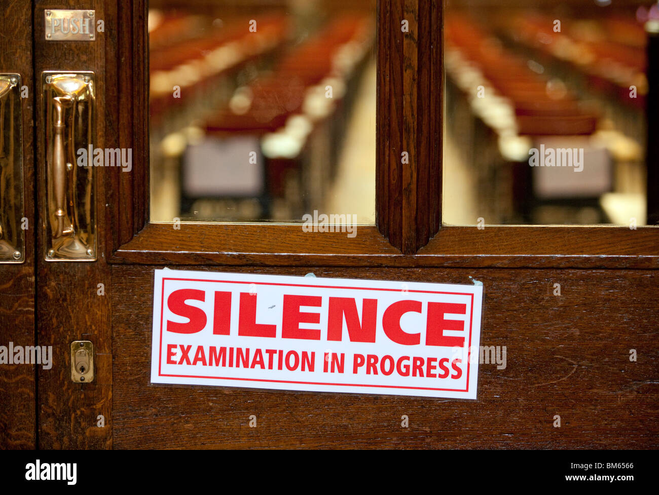 Eine Stille Schild an der Tür des Saals warten auf Studierende Prüfungen sitzen an der University of Birmingham, England, UK Stockfoto