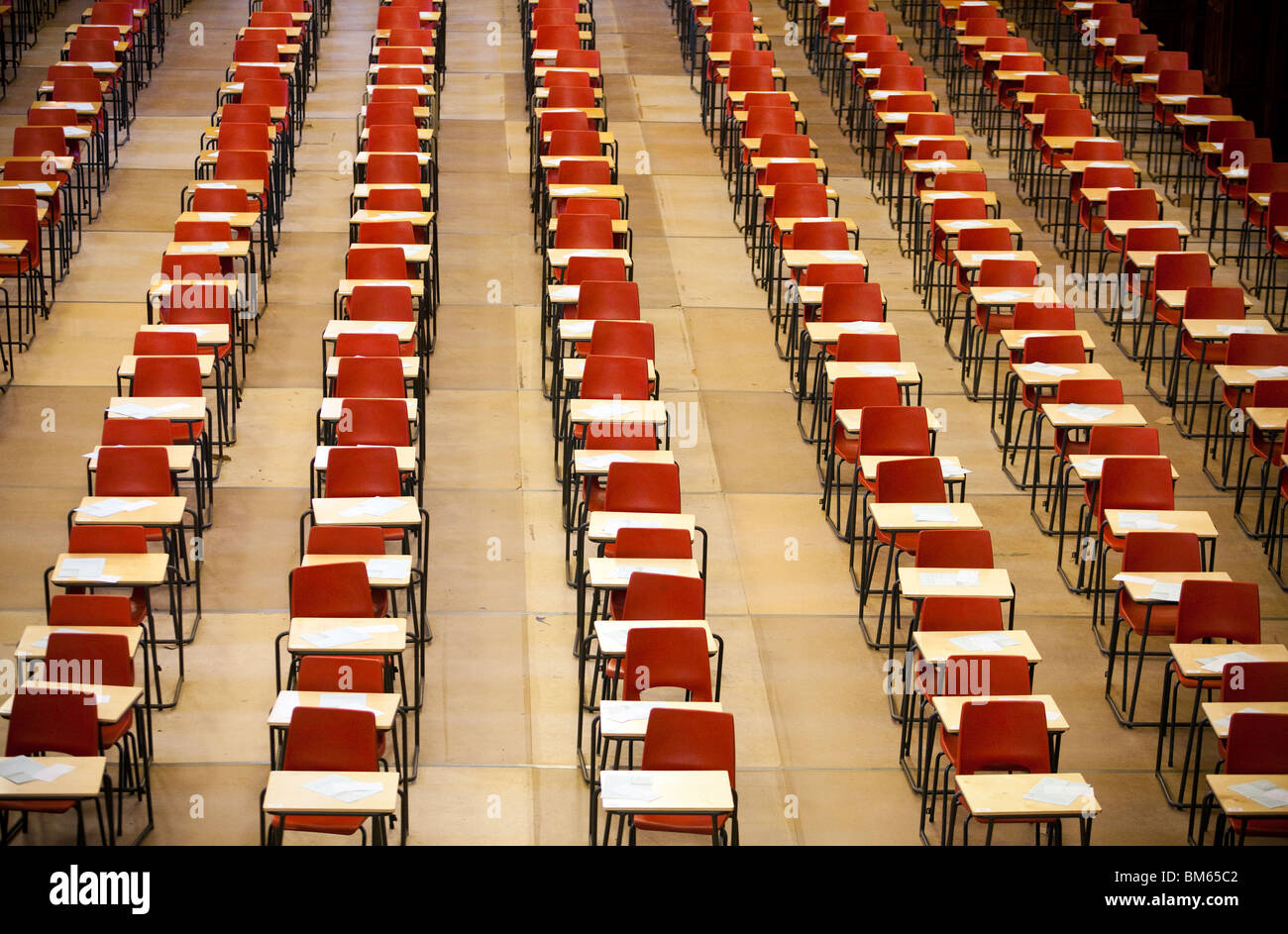 Reihen von Tischen und Stühlen dargelegt in der großen Halle Univeristy of Birmingham, England bereit für Studierende Prüfungen Stockfoto