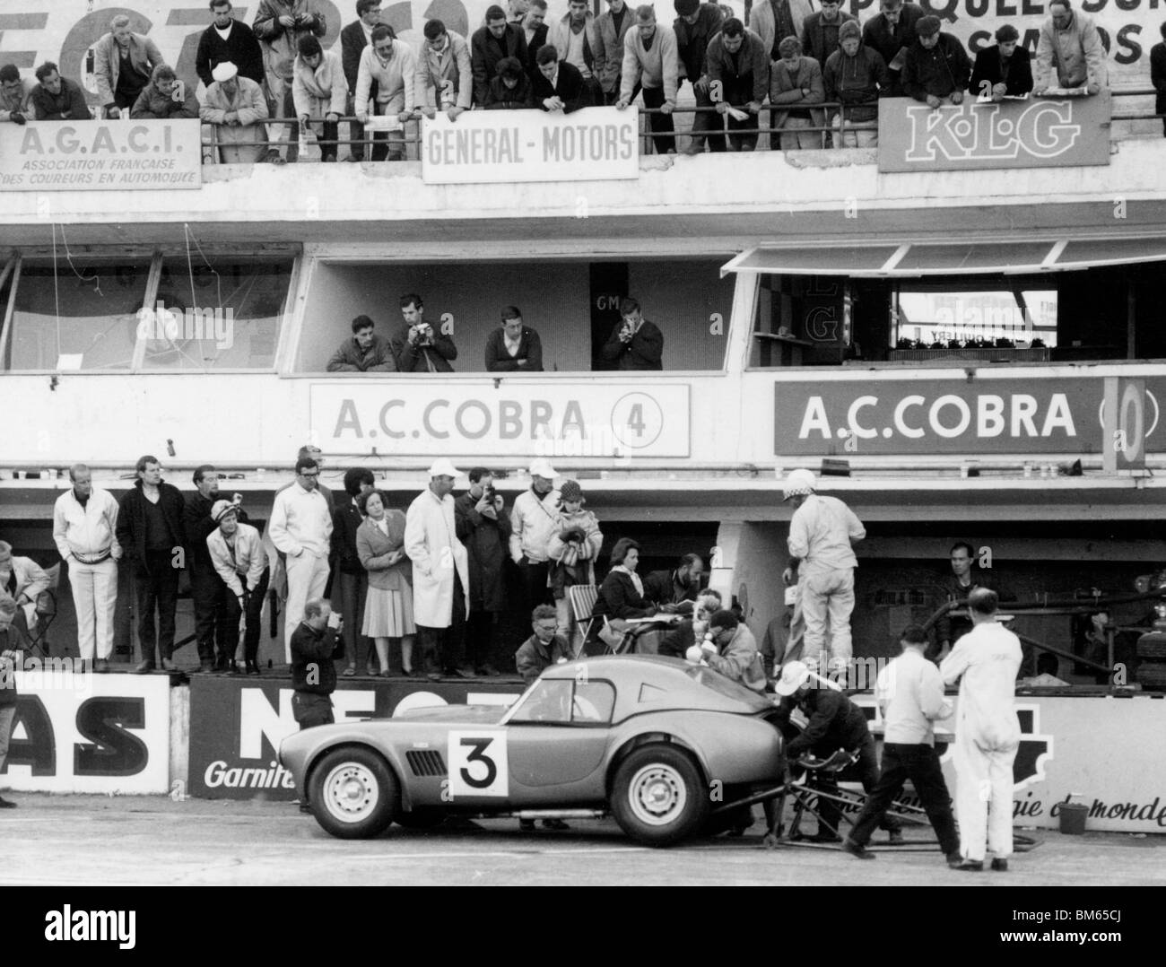 AC Cobra 1963 Le Mans. Bolton und Sanderson in der Box Stockfoto